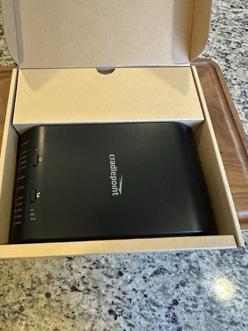 New In Box CRADLEPOINT MBR1200B 4-PORTS GIGABIT WIRELESS ROUTER